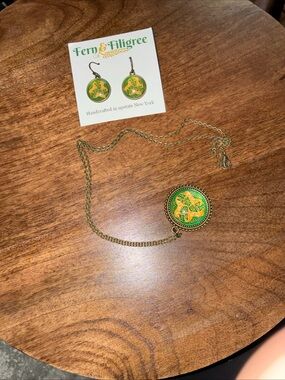 Green and Gold Round Pendant Necklace